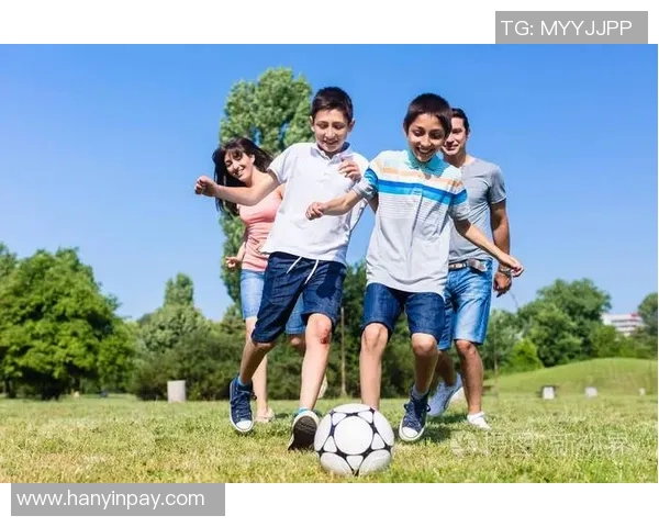 足球明星与孩子们的温馨瞬间分享，感受亲情与快乐的完美结合