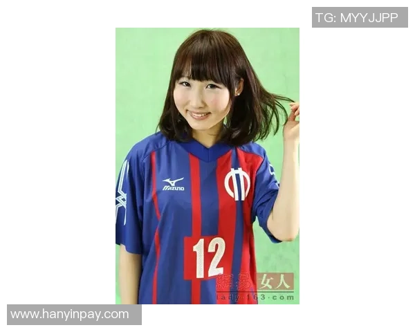 足球明星仿妆女孩展现魅力与风采的时尚潮流之旅 足球明星仿妆女孩展现魅力与风采的时尚潮流之旅