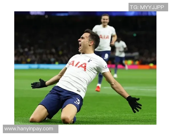 足球明星滑跪庆祝瞬间解析展现激情与荣耀的完美结合 足球明星滑跪庆祝瞬间解析展现激情与荣耀的完美结合